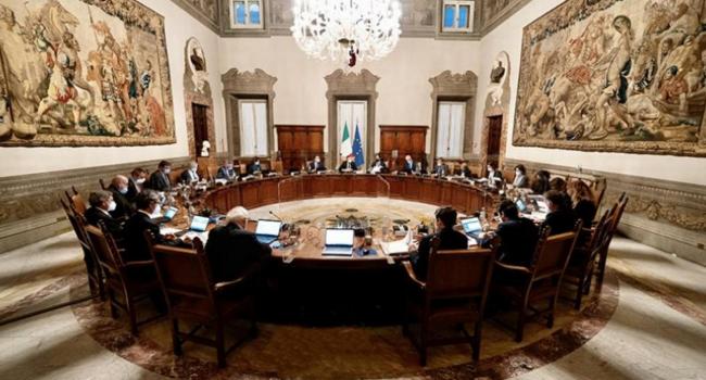 Il tavolo del Consiglio dei ministri 