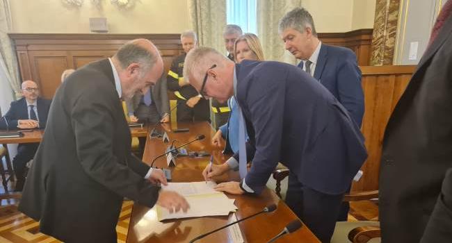 Zangrillo firma l'accordo per il personale specialistico dei Vigili del Fuoco